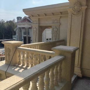 安徽 黄金麻别墅外墙干挂雕花配合阳台栏杆花瓶柱