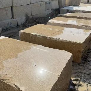 安徽 黄金麻方料堆场洗料分选中，原材料充足