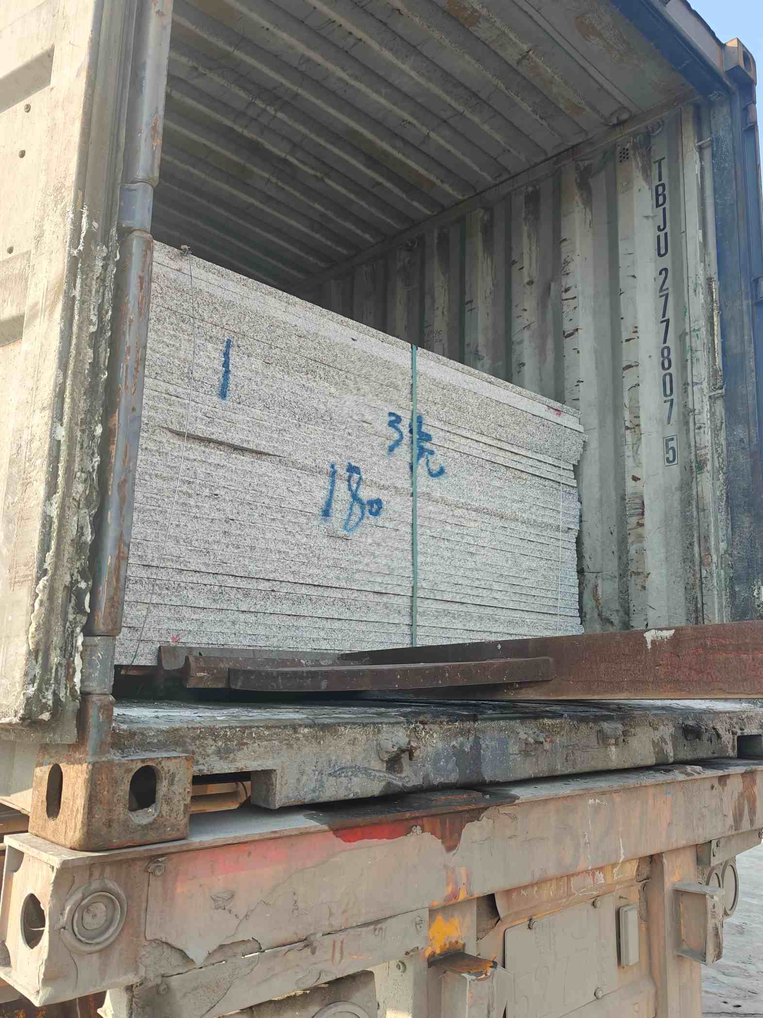 安徽 芝麻白花岗岩石材3.0公分光面毛板装柜出货