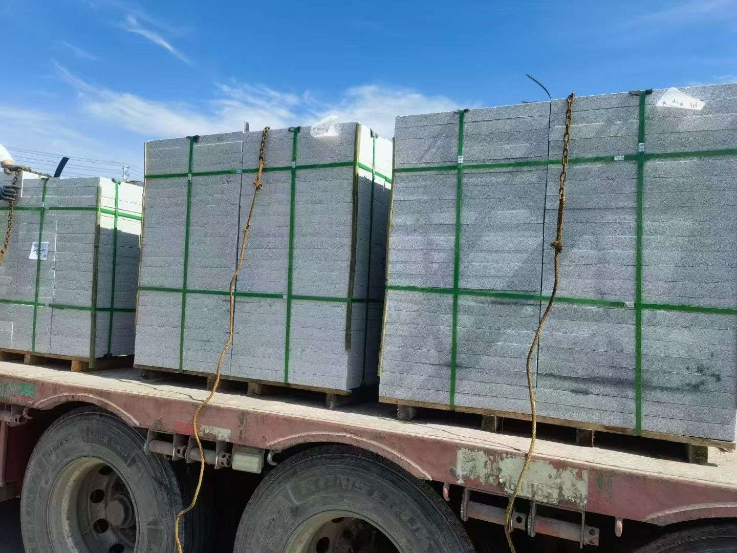 安徽 芝麻白花岗岩地铺石装车日常