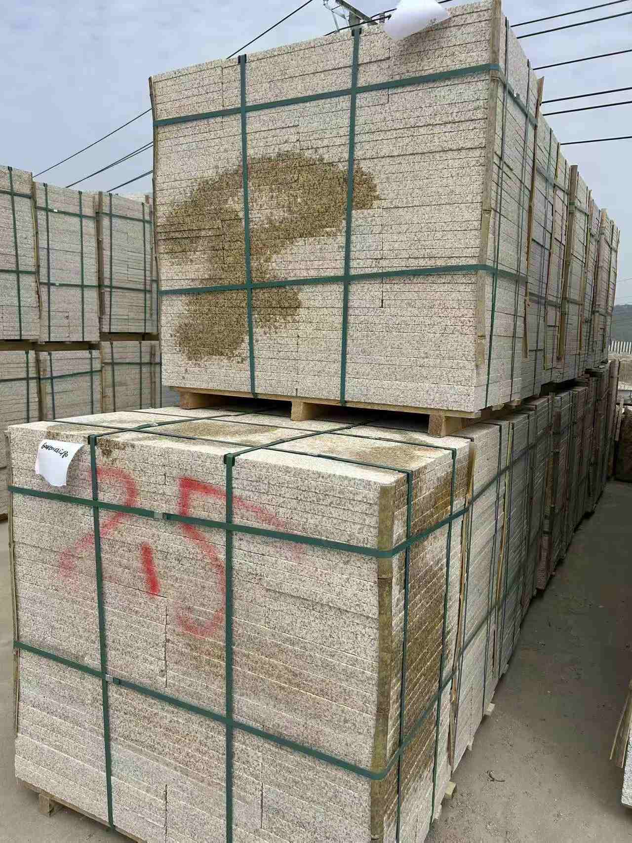 安徽 黄金麻花岗岩石材荔枝面地铺石2.5*300*600