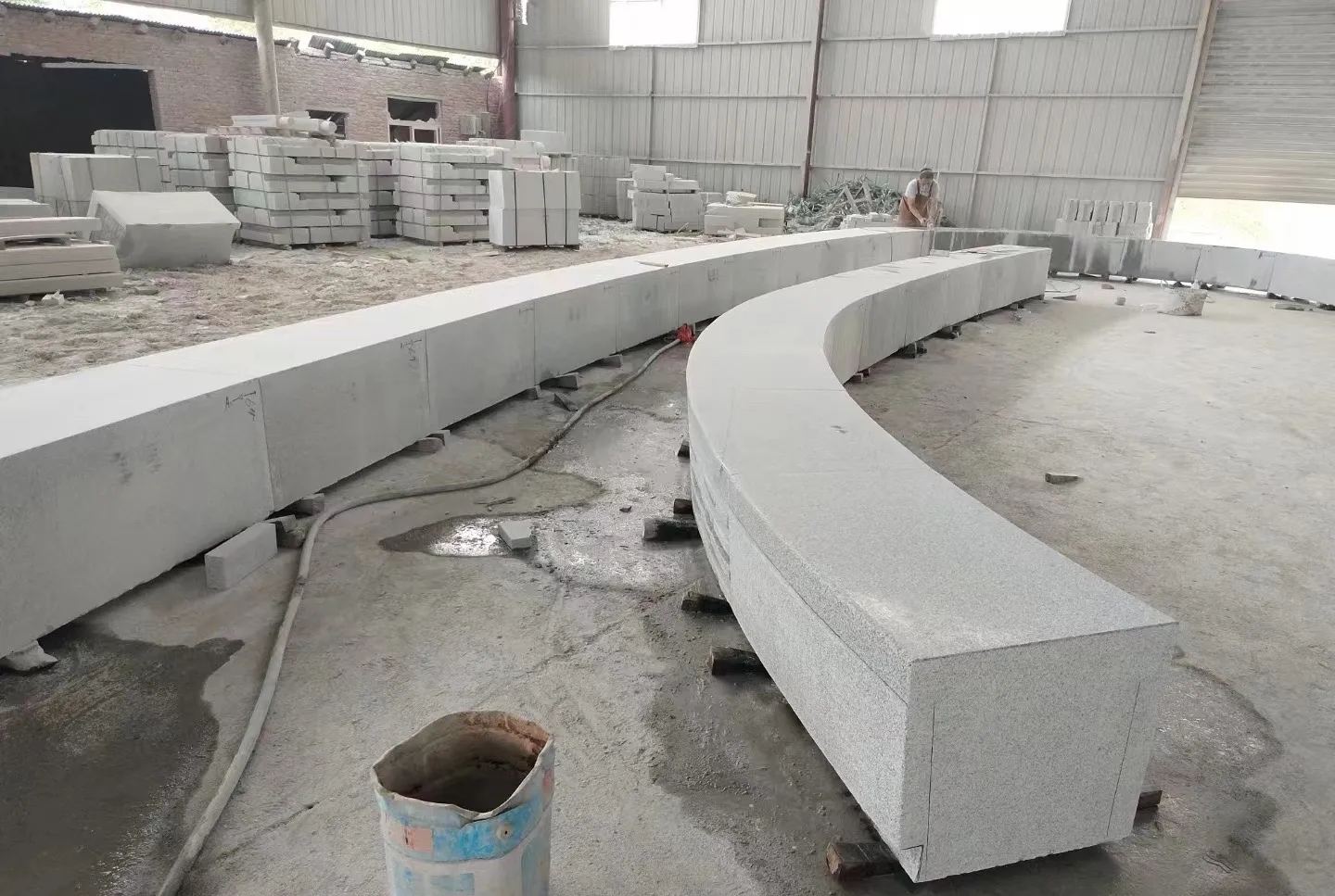 安徽芝麻白花岗岩石板材 园林光面弧形坐凳