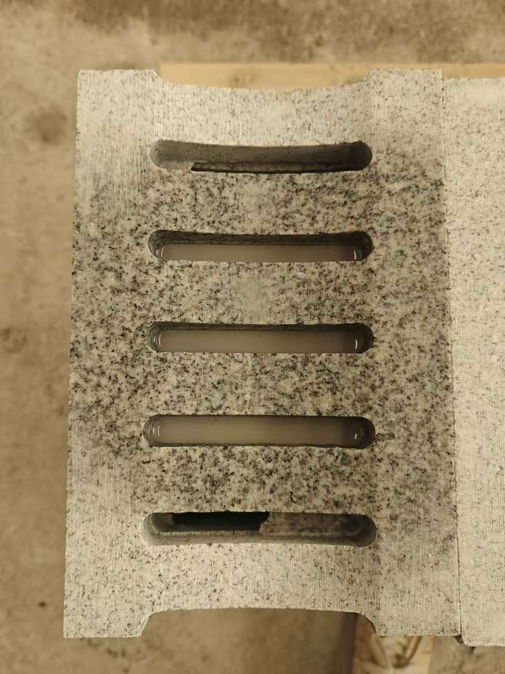 安徽 芝麻白拉丝面花岗岩U型开槽排水槽