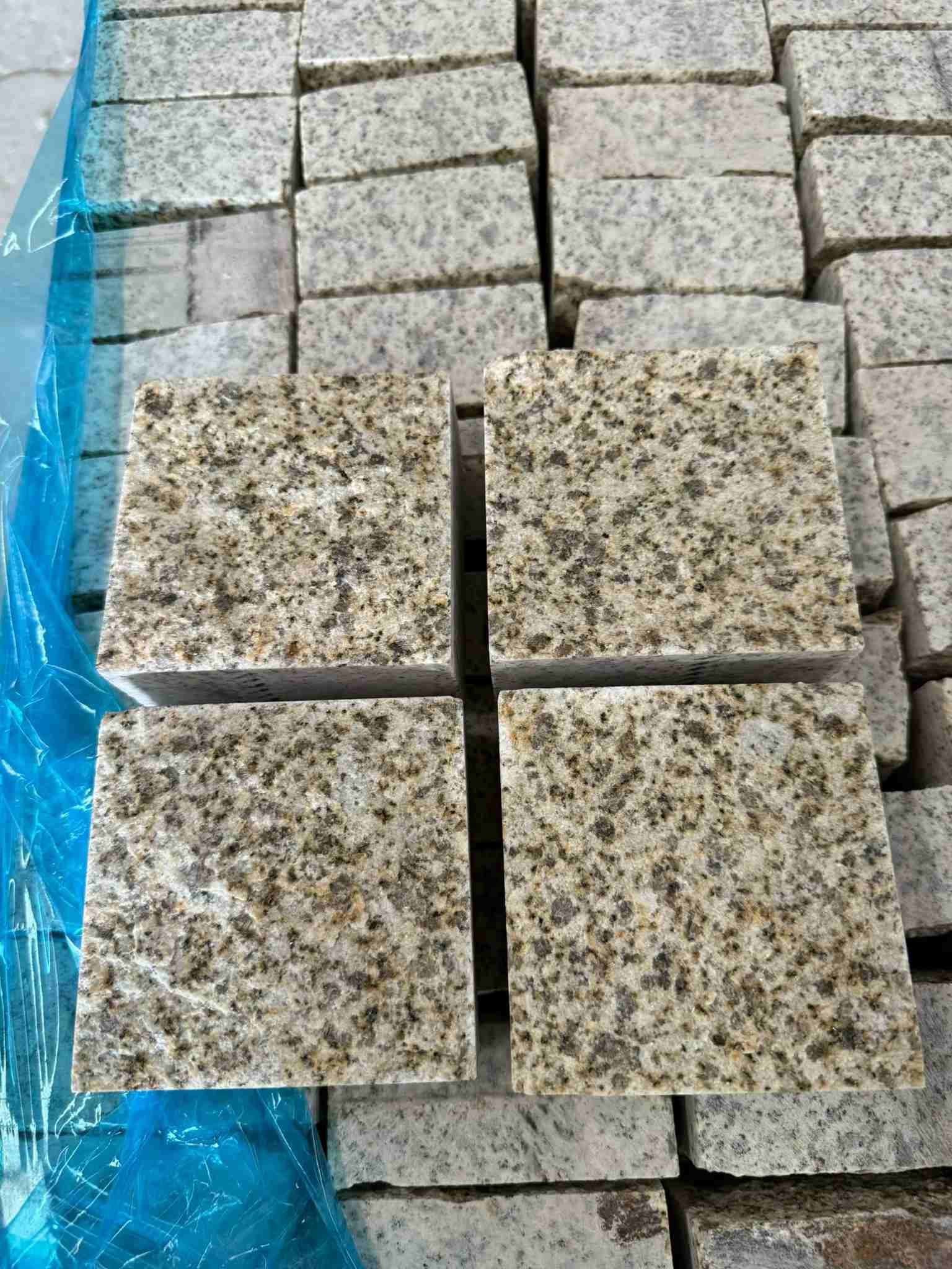 安徽 黄金麻花岗岩自然面小方块，弹石，马蹄石等