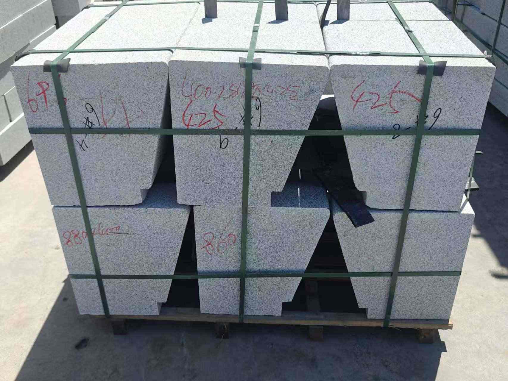 安徽 芝麻白异形坐凳，石凳