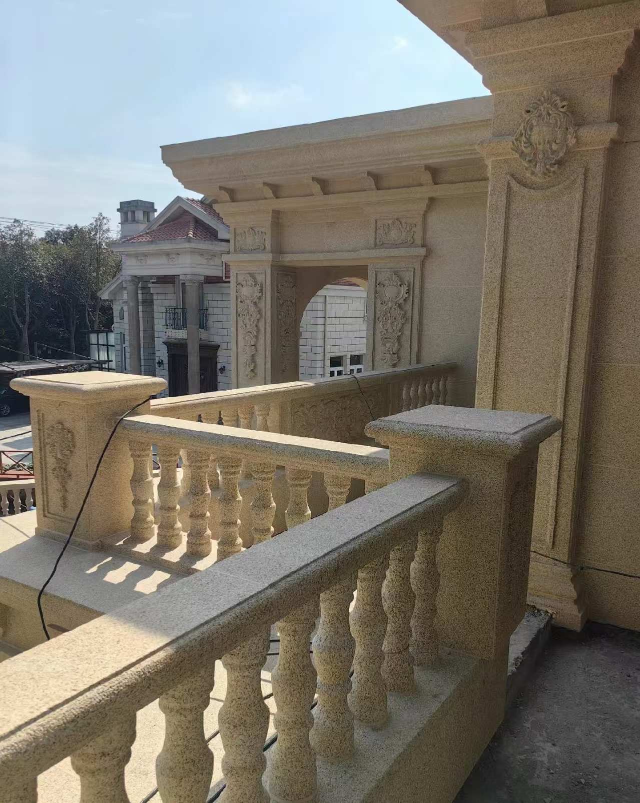 安徽 黄金麻别墅外墙干挂雕花配合阳台栏杆花瓶柱