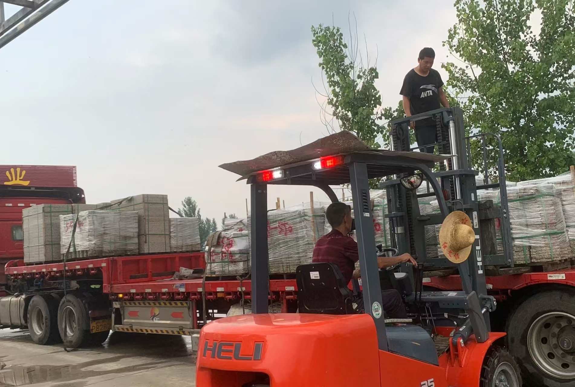 安徽 黄金麻冰裂纹，地铺石装车