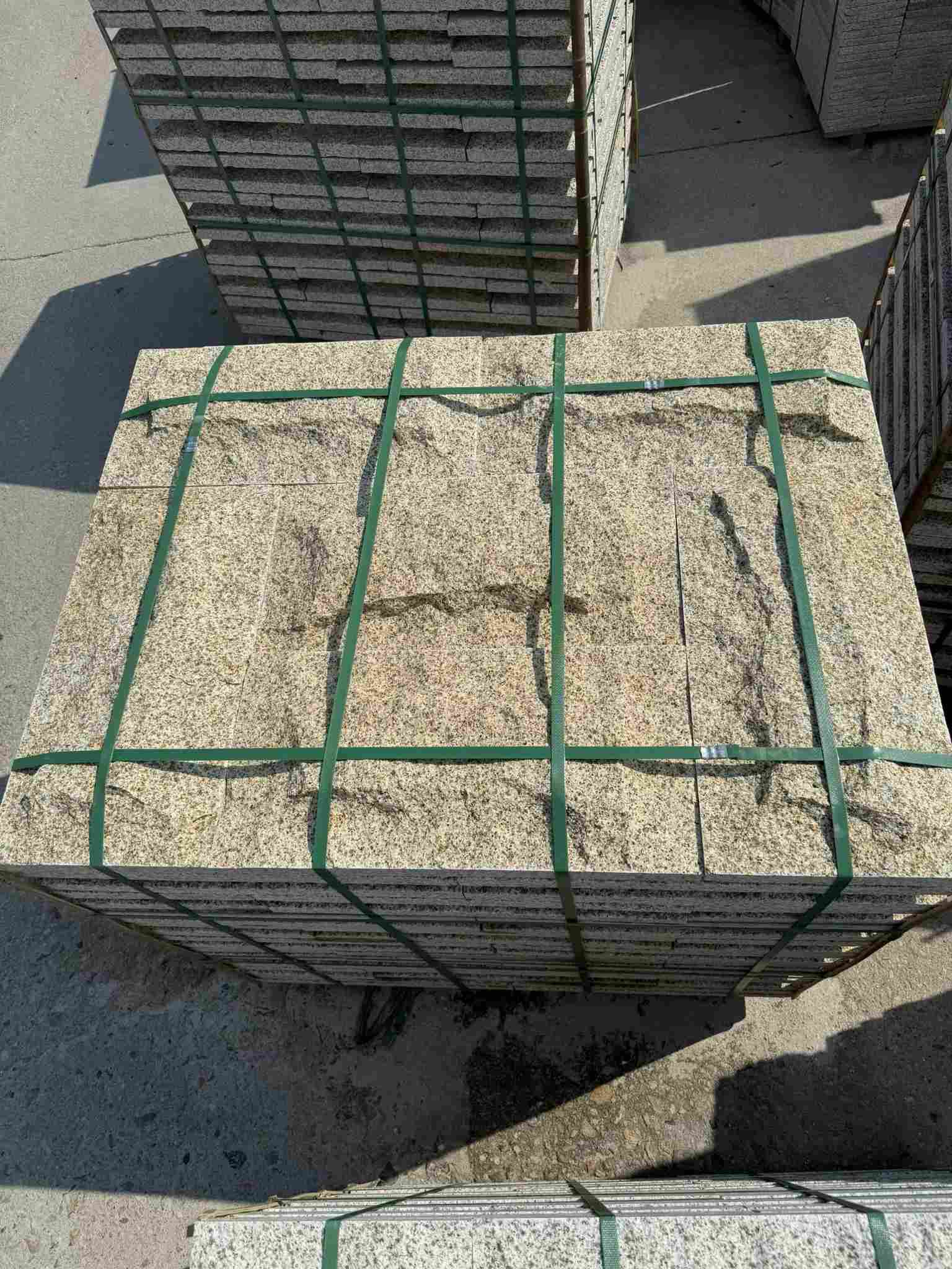 安徽 黄金麻花岗岩石材自然面蘑菇石成品