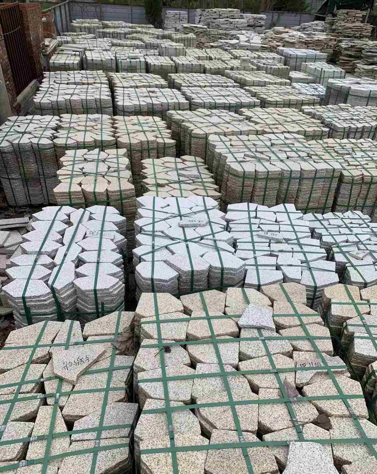 安徽 黄金麻白麻花岗岩荔枝面地铺石(冰裂纹)