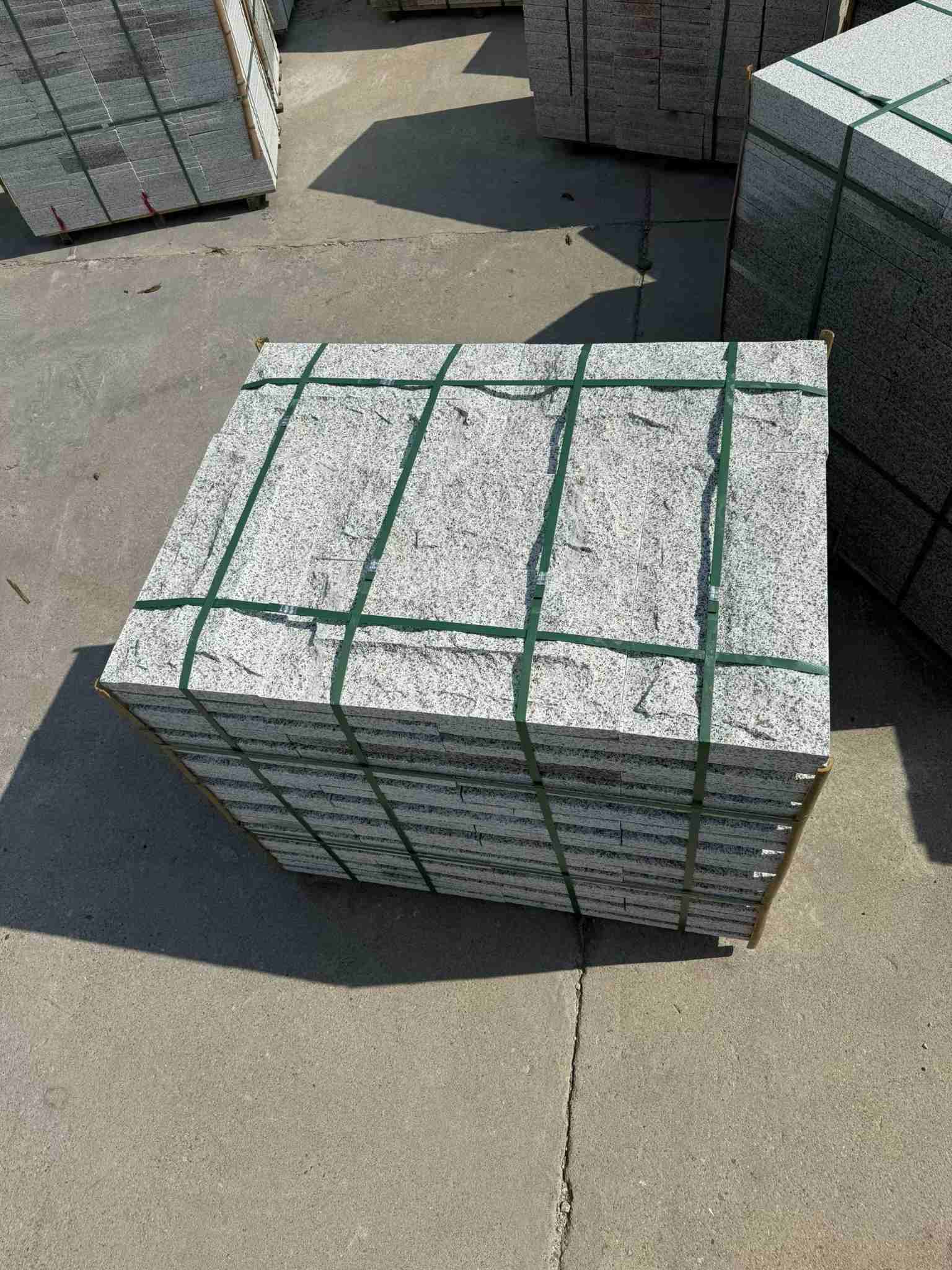 安徽 白麻花岗岩石材自然面蘑菇石成品