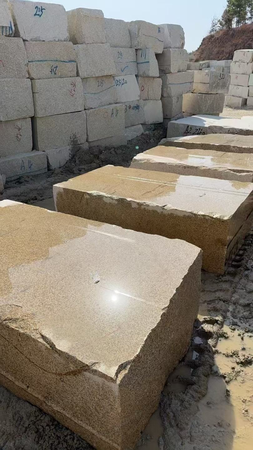 安徽 黄金麻方料堆场洗料分选中，原材料充足