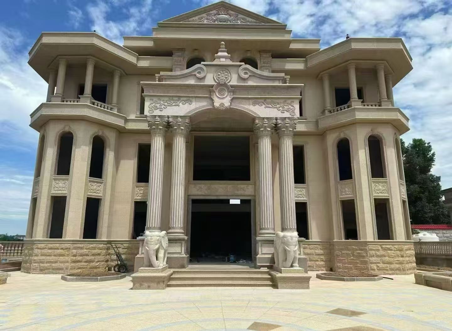 安徽 黄金麻别墅外墙干挂，大柱，大象，蘑菇石，雕花板