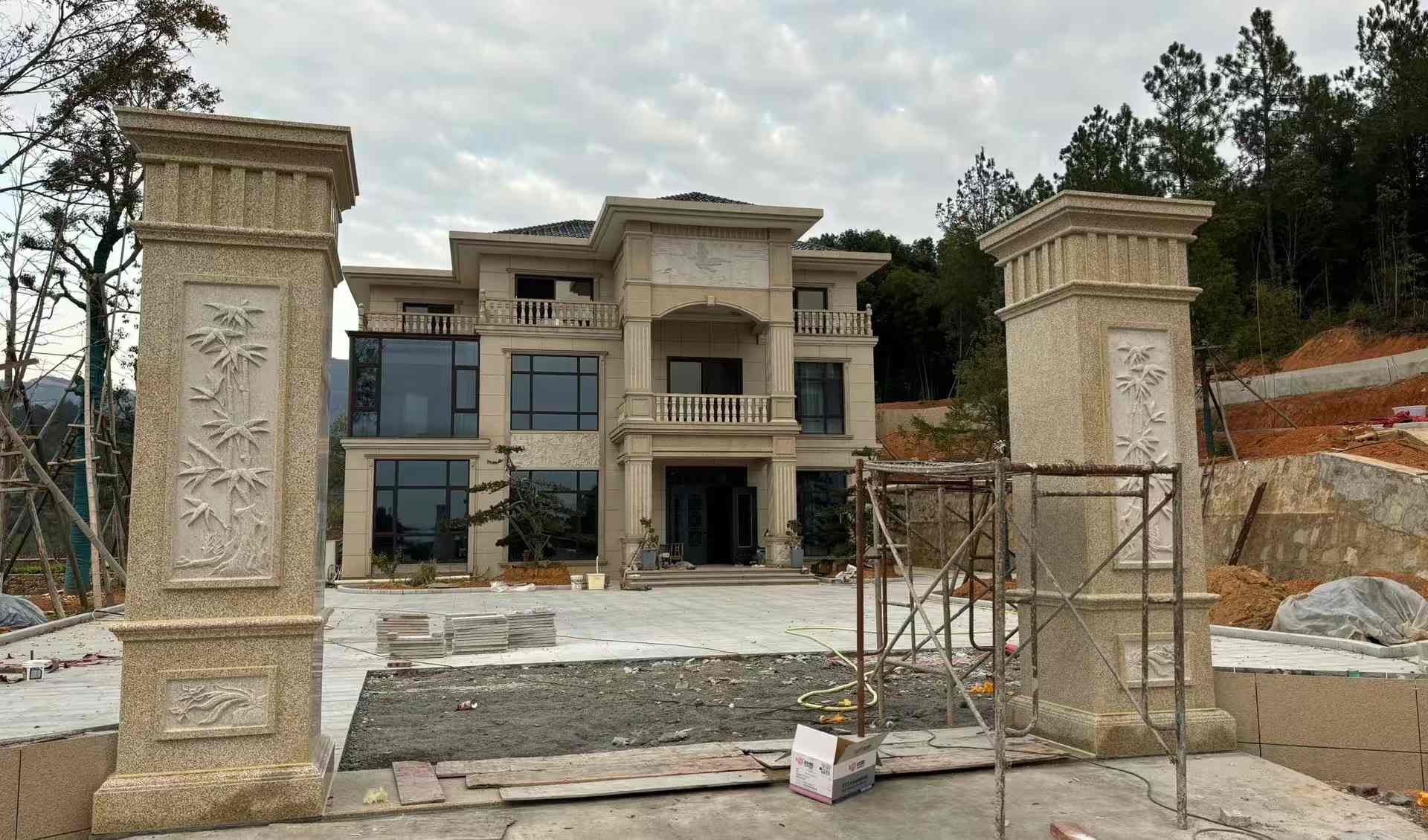 安徽 黄金麻花岗岩别墅雕花外墙干挂配上门口雕花罗马柱